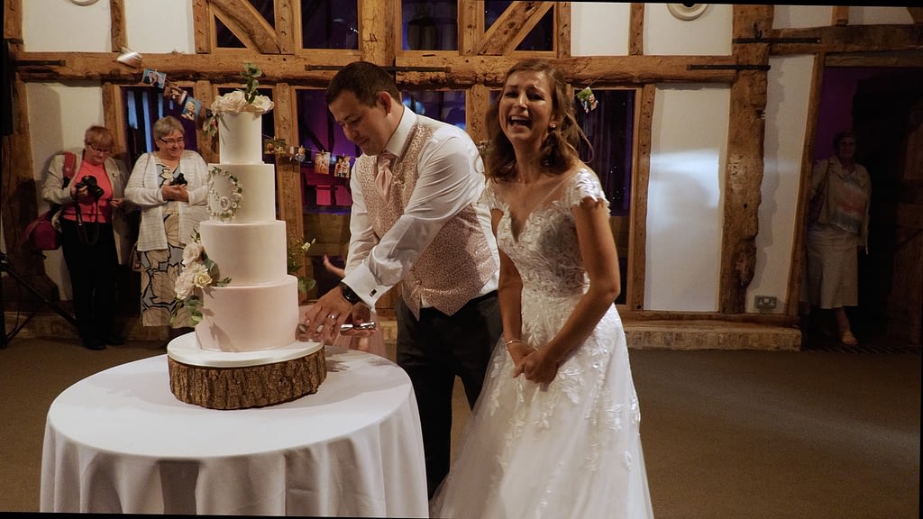 Bride & Groom cutting the cake